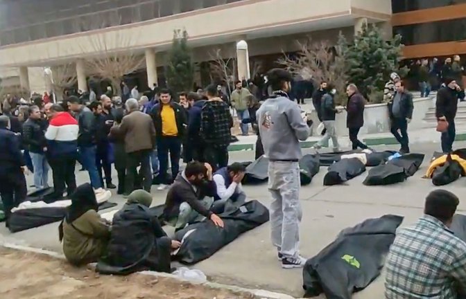 Die Aufnahme kursierte im Internet und zeigt Menschen im iranischen  Kahrizak, die zwischen dem 9. und 11. Januar versuchten, unter Duzenden von Leichen Opfer zu identifizieren.<span class='image-autor'>Foto: Uncredited/VALIDATED UGC/AP/dpa/Uncredited</span>