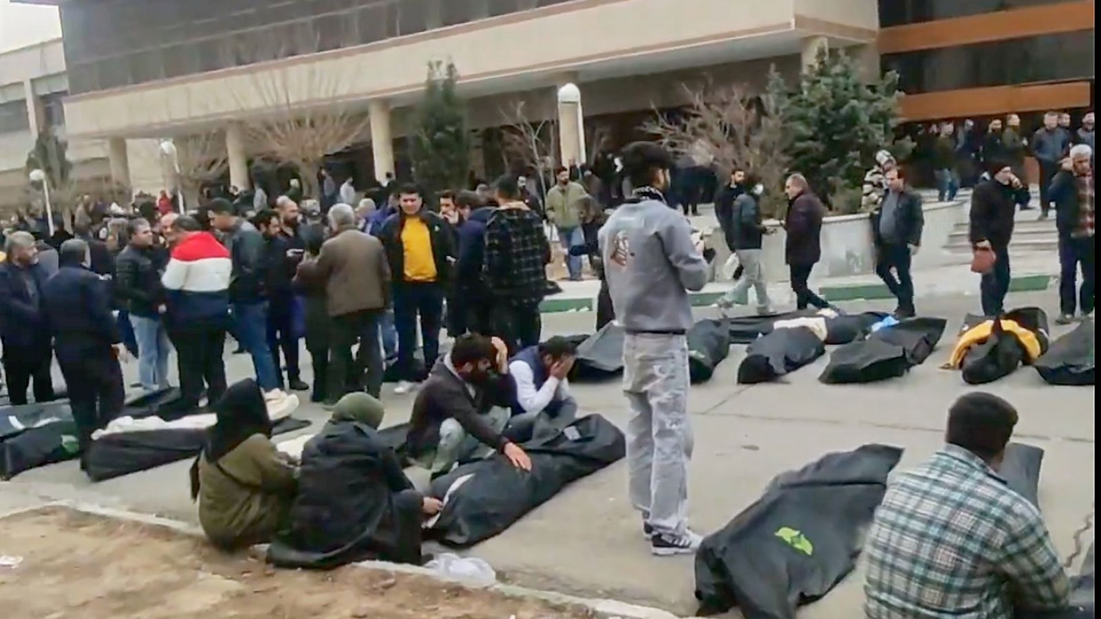 Die Aufnahme kursierte im Internet und zeigt Menschen im iranischen  Kahrizak, die zwischen dem 9. und 11. Januar versuchten, unter Duzenden von Leichen Opfer zu identifizieren.Foto: Uncredited/VALIDATED UGC/AP/dpa/Uncredited