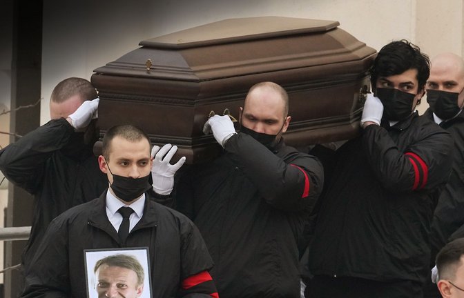 Alexej Nawalnys Sarg wird aus der Kirche zum Leichenwagen getragen.<span class='image-autor'>Foto: Uncredited/AP/dpa/Uncredited</span>