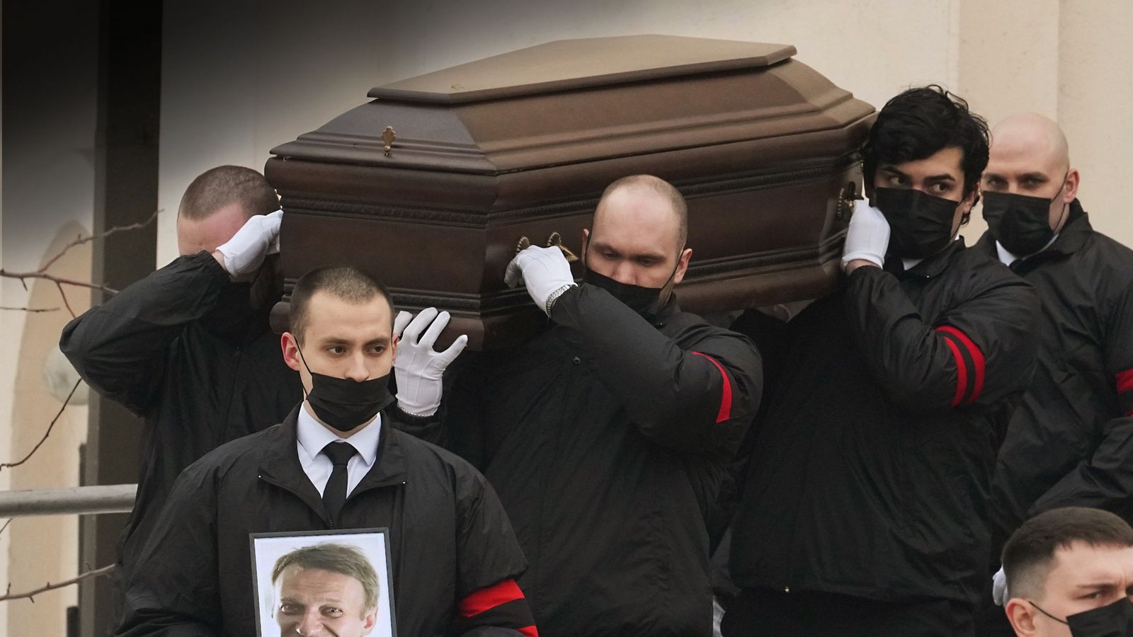 Alexej Nawalnys Sarg wird aus der Kirche zum Leichenwagen getragen.Foto: Uncredited/AP/dpa/Uncredited Alexej Nawalnys Sarg wird aus der Kirche zum Leichenwagen getragen.Foto: Uncredited/AP/dpa/Uncredited