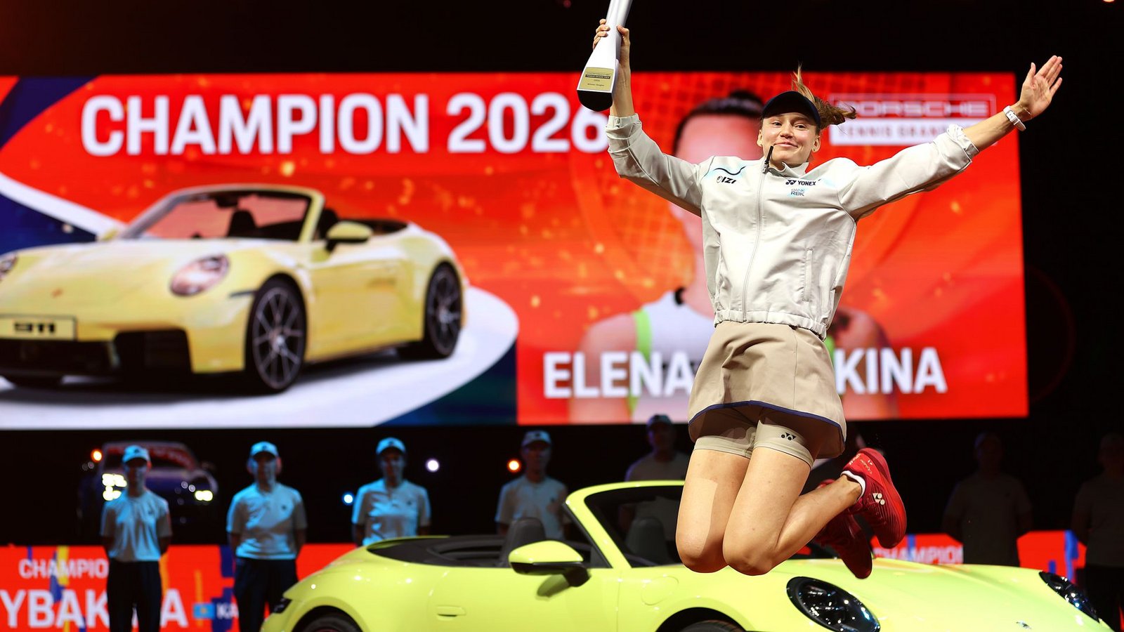 Neben der Siegprämie in Höhe von 161 310 Euro erhält die Gewinnerin zusätzlich einen Sportwagen des Titelsponsors.  Elena Rybakina darf sich in diesem Jahr über einen Porsche 911 Carrera S Cabriolet freuen.Foto: Baumann/Leonie Keppler