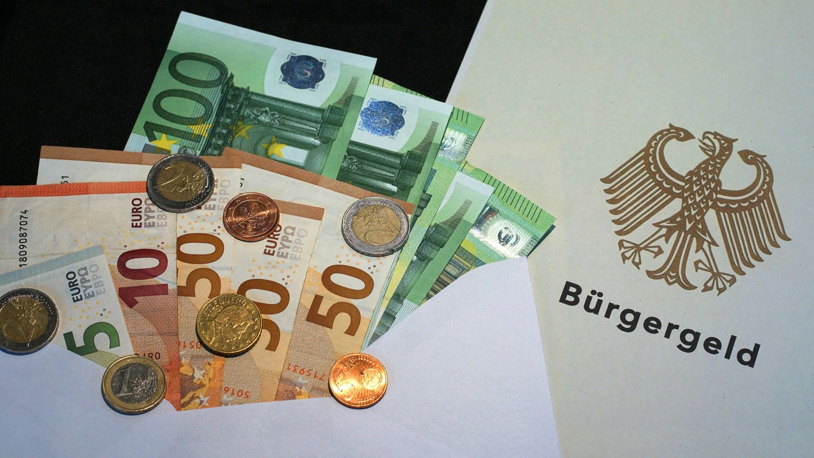 Seit dem ersten Januar 2023 hat das Bürgergeld das Hartz-IV-System abgelöst.Foto: IMAGO/CHROMORANGE/IMAGO/Matthias Stolt Seit dem ersten Januar 2023 hat das Bürgergeld das Hartz-IV-System abgelöst.Foto: IMAGO/CHROMORANGE/IMAGO/Matthias Stolt