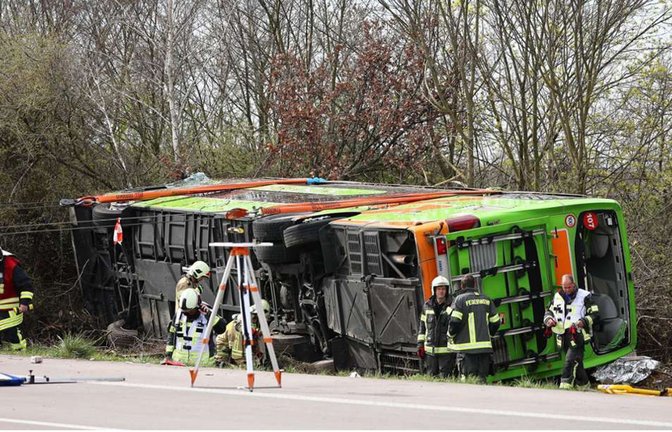 Der Bus kam aus bislang unbekannter Ursache von der Fahrbahn ab und stürzte auf die Seite.<span class='image-autor'>Foto: dpa/Jan Woitas</span>