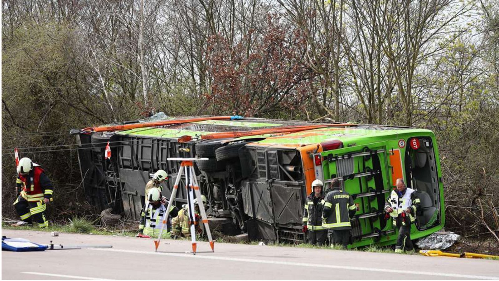 Der Bus kam aus bislang unbekannter Ursache von der Fahrbahn ab und stürzte auf die Seite.Foto: dpa/Jan Woitas