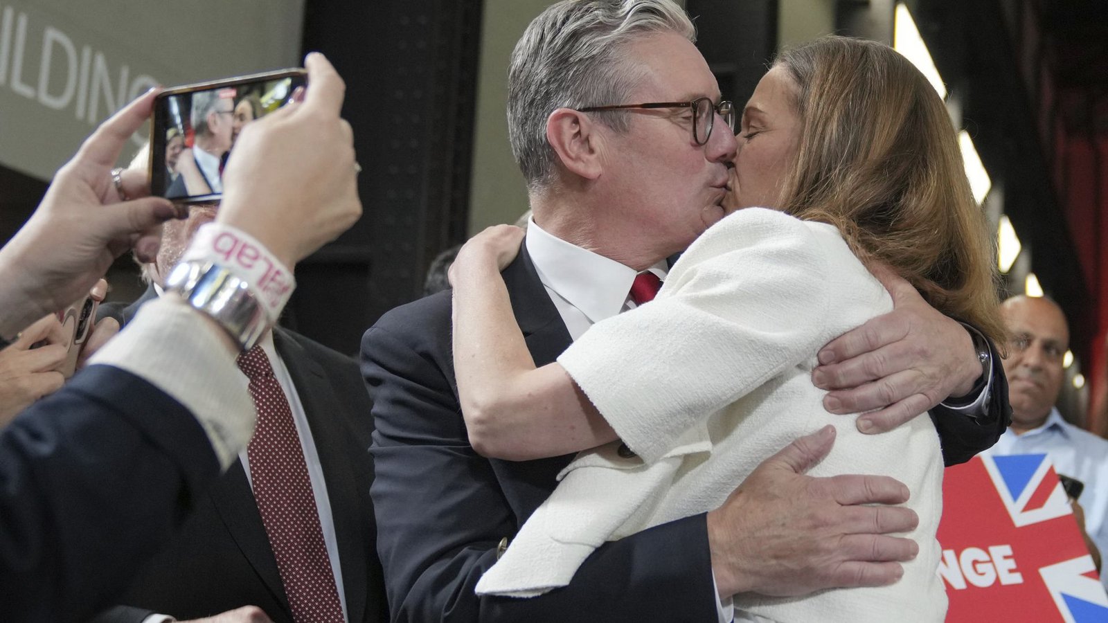 Keir Starmer küsst nach dem Wahlerfolg seine Frau Victoria.Foto: dpa/Kin Cheung Keir Starmer küsst nach dem Wahlerfolg seine Frau Victoria.Foto: dpa/Kin Cheung