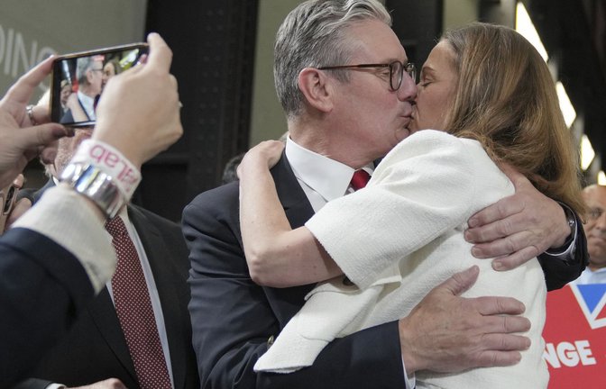 Keir Starmer küsst nach dem Wahlerfolg seine Frau Victoria.<span class='image-autor'>Foto: dpa/Kin Cheung</span>