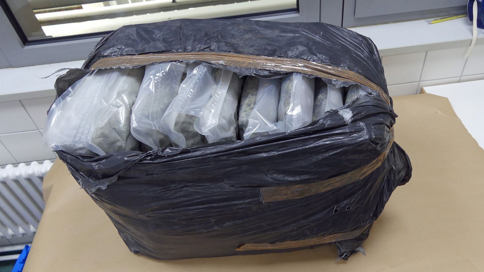 Die Ermittler fanden in den Taschen des Tatverdächtigen insgesamt 50 Kilogramm Marihuana.Foto: Polizeipräsidium Freiburg