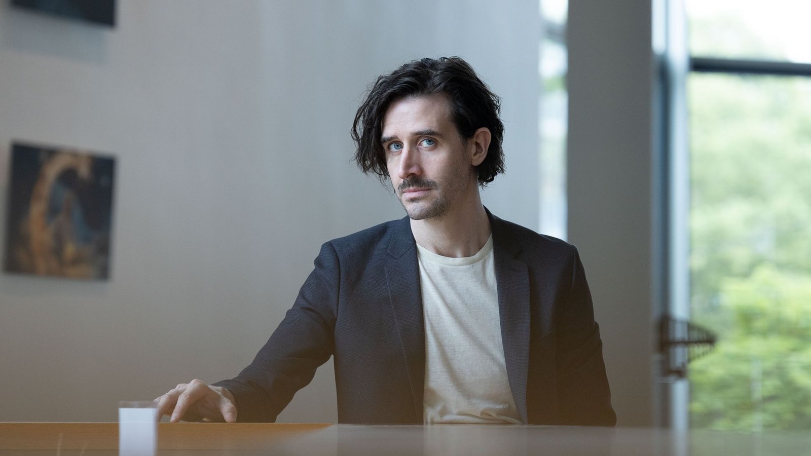 Diese abgründig blauen Augen – Marco Massafra im Foyer des Stuttgarter Schauspiels.Foto: Lichtgut/Leif Piechowski Diese abgründig blauen Augen – Marco Massafra im Foyer des Stuttgarter Schauspiels.Foto: Lichtgut/Leif Piechowski