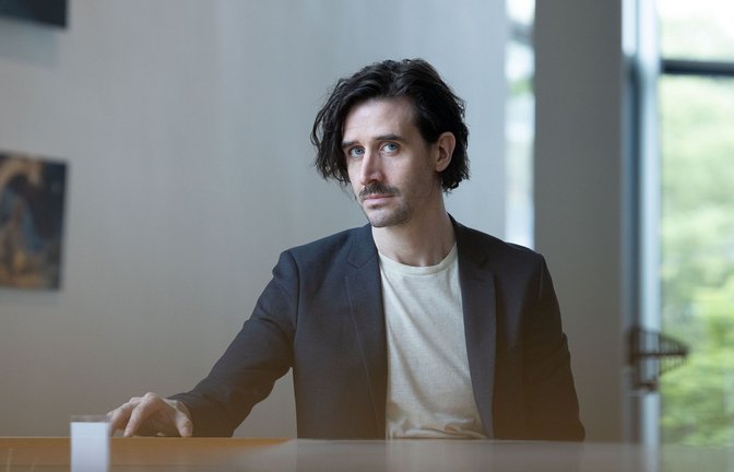 Diese abgründig blauen Augen –  Marco Massafra im Foyer des Stuttgarter Schauspiels.<span class='image-autor'>Foto: Lichtgut/Leif Piechowski</span>