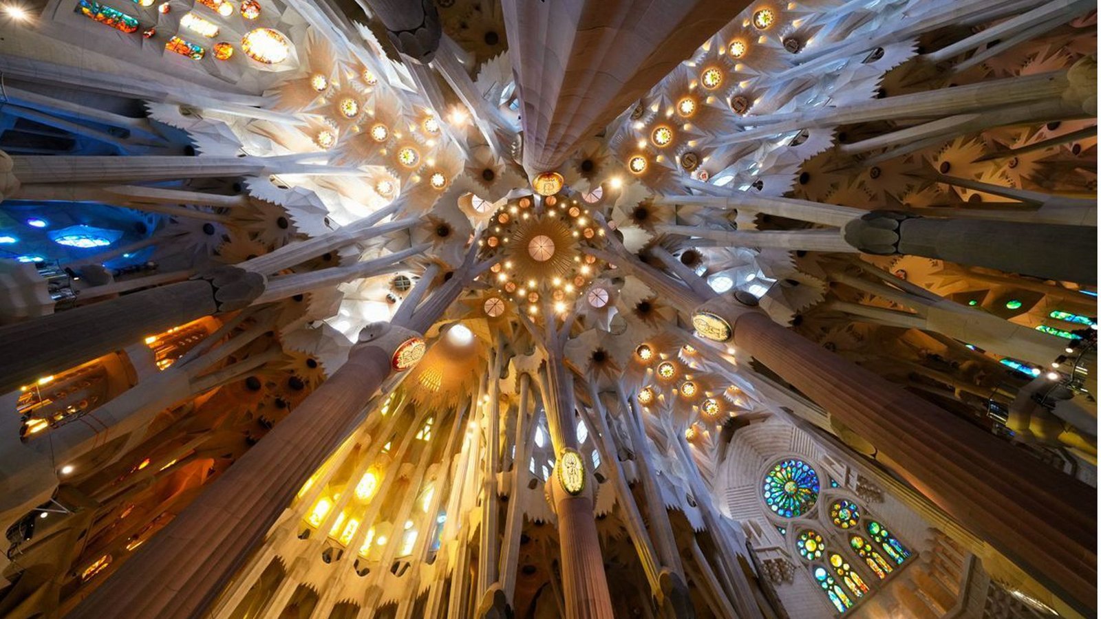 Blick auf die Decke der Basilika der Sagrada Familia vor der Ankunft des Papstes zur Feier eines Gottesdienstes. Der Jesus-Turm im Zentrum der Basilika erreichte im Februar mit der Aufsetzung des begehbaren Doppelkreuzes die endgültige Höhe von 172,50 Metern. Seither ist die Sagrada Familia die höchste Kirche der Welt. Foto:Foto: Bernat Armangue/AP/dpa Blick auf die Decke der Basilika der Sagrada Familia vor der Ankunft des Papstes zur Feier eines Gottesdienstes. Der Jesus-Turm im Zentrum der Basilika erreichte im Februar mit der Aufsetzung des begehbaren Doppelkreuzes die endgültige Höhe von 172,50 Metern. Seither ist die Sagrada Familia die höchste Kirche der Welt. Foto:Foto: Bernat Armangue/AP/dpa