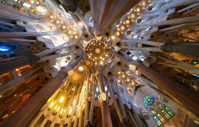 Blick auf die Decke der Basilika der Sagrada Familia vor der Ankunft des Papstes zur Feier eines Gottesdienstes. Der Jesus-Turm im Zentrum der Basilika erreichte im Februar mit der Aufsetzung des begehbaren Doppelkreuzes die endgültige Höhe von 172,50 Metern. Seither ist die Sagrada Familia die höchste Kirche der Welt. Foto:<span class='image-autor'>Foto: Bernat Armangue/AP/dpa</span>