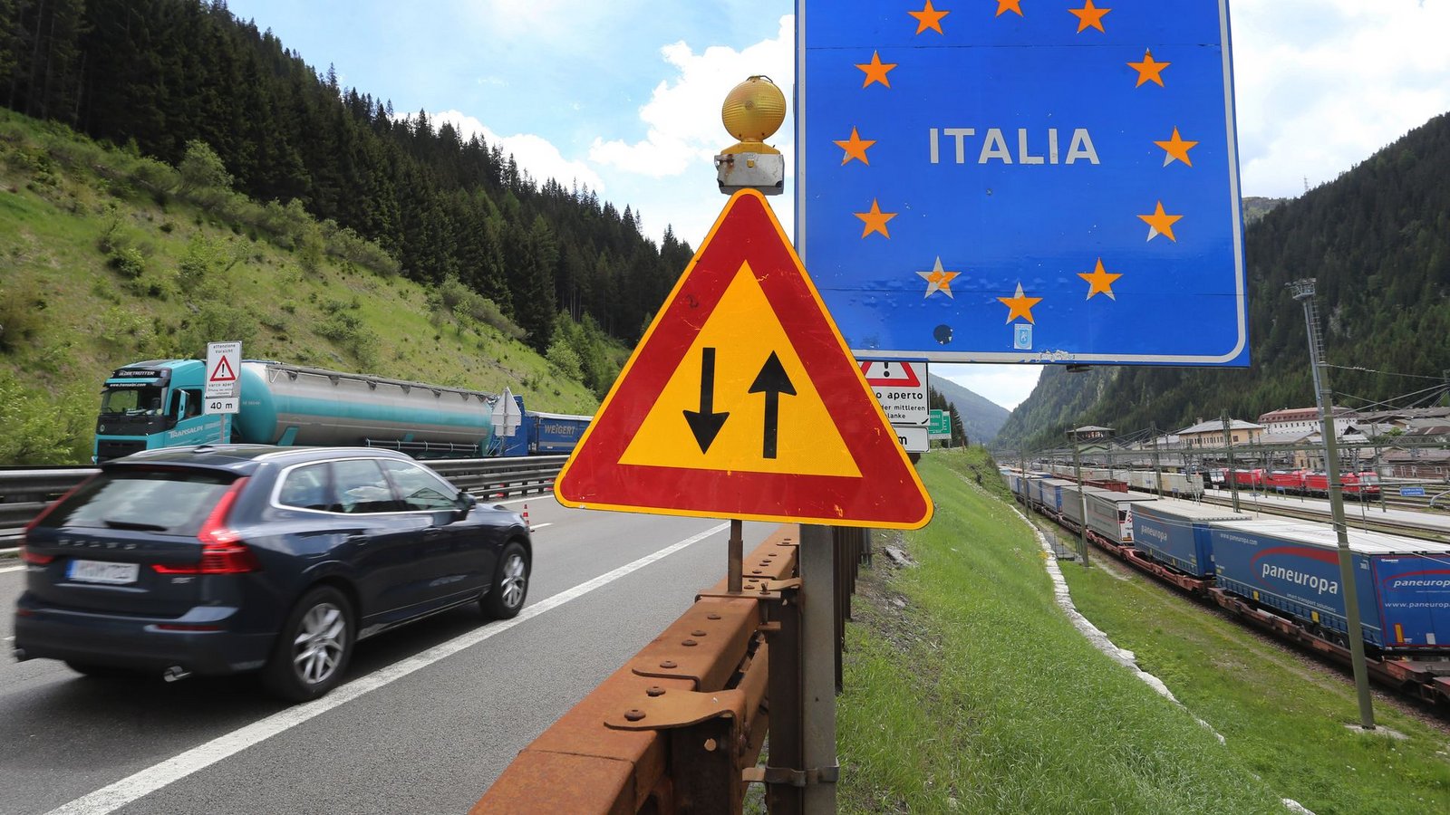 Der Grenzverkehr zwischen Italien und Österreich rückt vor der geplanten Brenner-Blockade in den Fokus. (Archivbild)Foto: Karl-Josef Hildenbrand/dpa/dpa-tmn