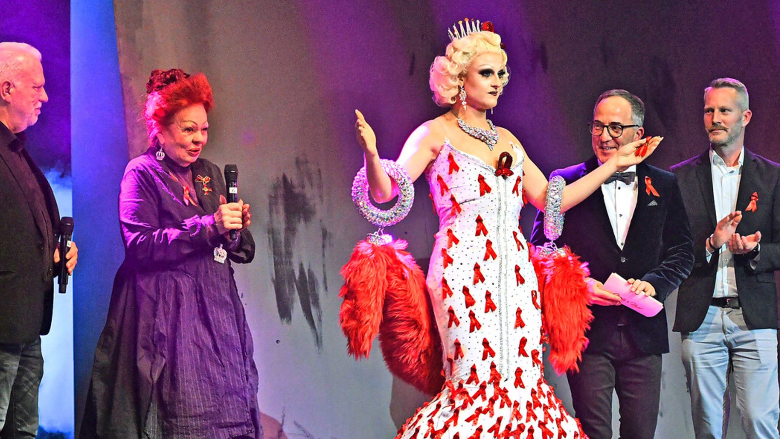 Queen Henni (vorne) auf der Bühne mit den Vorständen der Aids-Hilfe Stuttgart sowie dem Moderator Jürgen Hörig (Zweiter von rechts)Foto: Lichtgut/Max Kovalenko