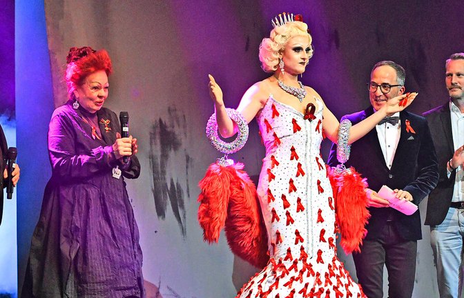 Queen Henni (vorne) auf der Bühne mit den Vorständen der Aids-Hilfe Stuttgart sowie dem Moderator Jürgen Hörig (Zweiter von rechts)<span class='image-autor'>Foto: Lichtgut/Max Kovalenko</span>