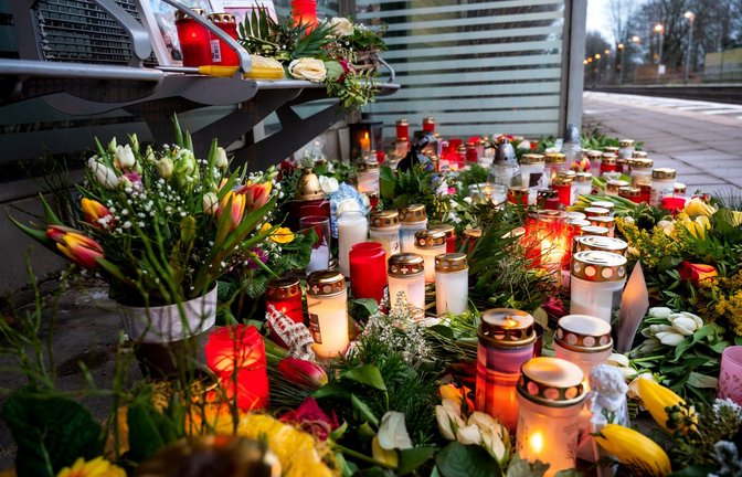 Bei einer Messerattacke in einem Regionalzug von Kiel nach Hamburg wurden am 25.01.2023 in Brokstedt zwei junge Menschen getötet und fünf verletzt.<span class='image-autor'>Foto: Daniel Bockwoldt/dpa</span>