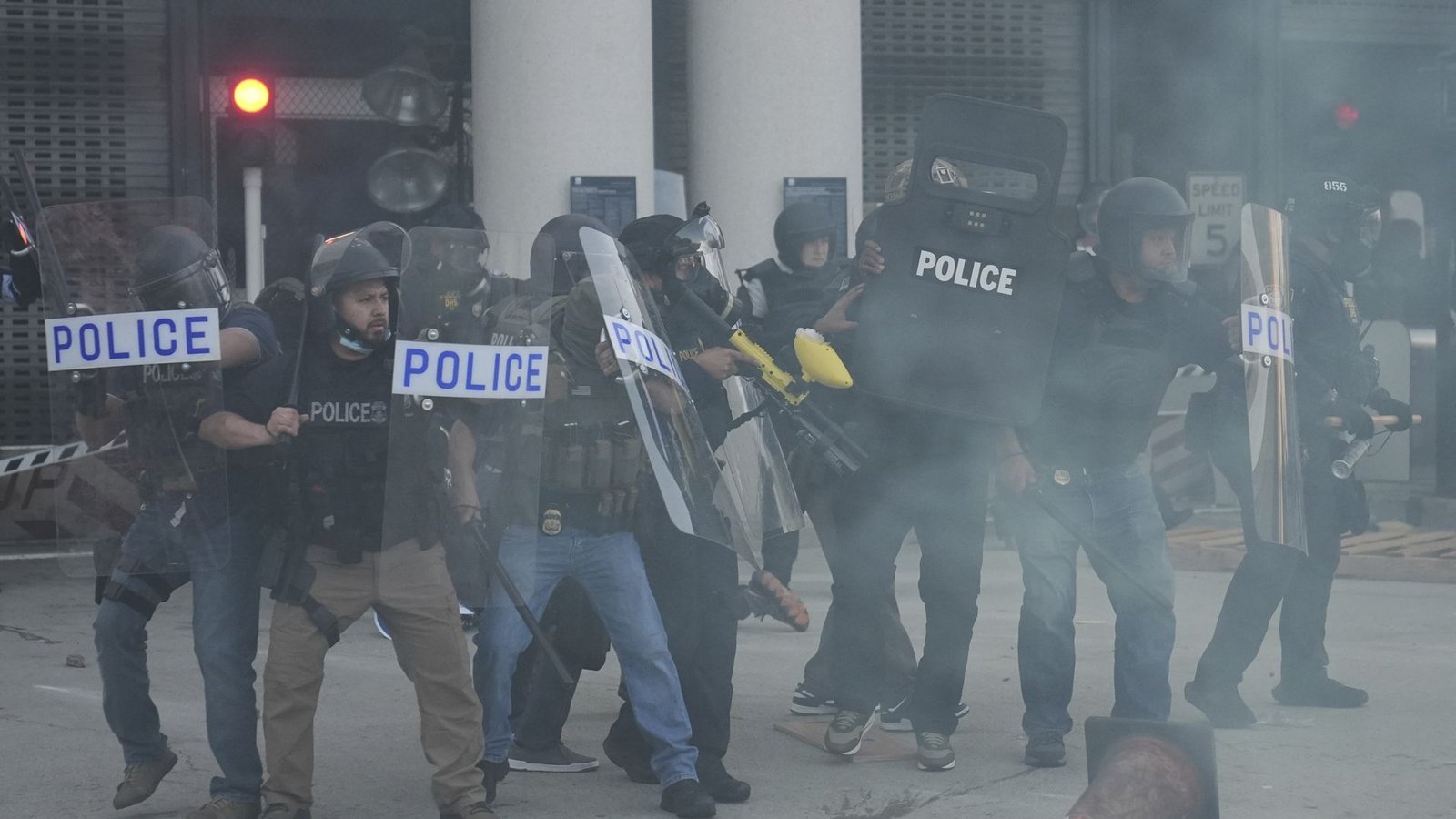 Polizeibeamte versammeln sich, während Tränengas die Luft füllt, während eines Protests, nachdem die Bundeseinwanderungsbehörden in Los Angeles eine Operation durchgeführt haben.Foto: AP/dpa/Jae C. Hong