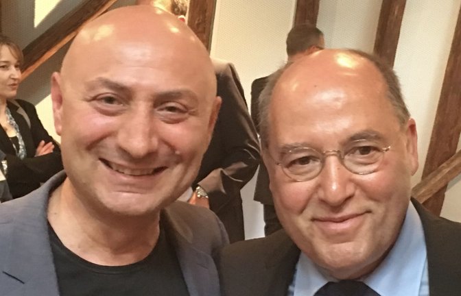 Spender Niko Fostiropoulos (links) mit Gregor Gysi<span class='image-autor'>Foto: privat</span>