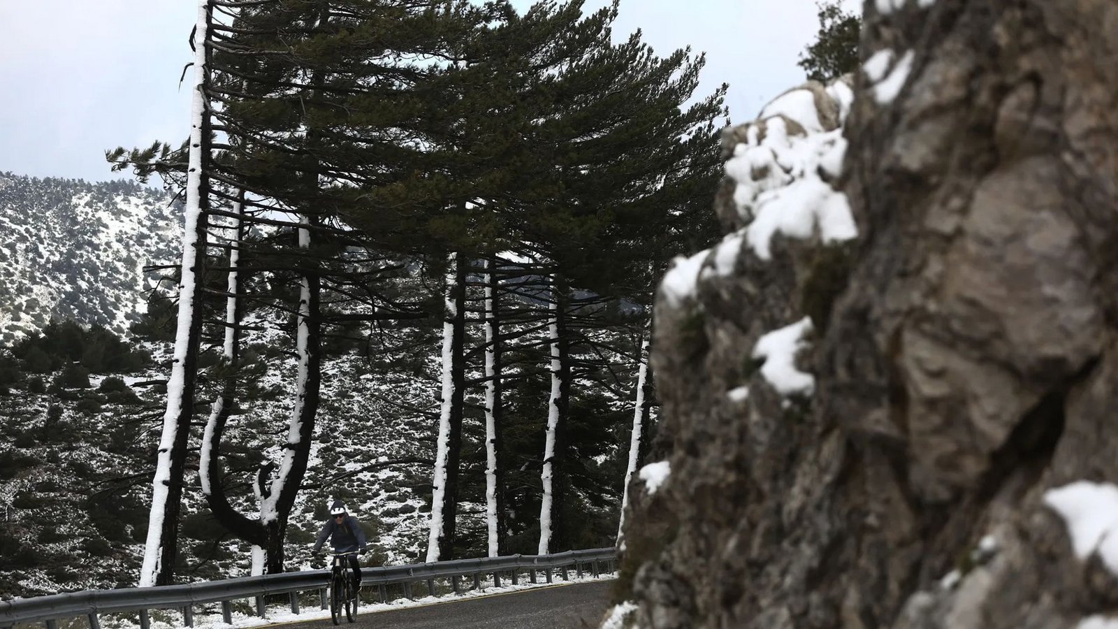 Verschneiter Berg Parnitha bei AthenFoto: Yannis Kolesidis/EPA/dpa