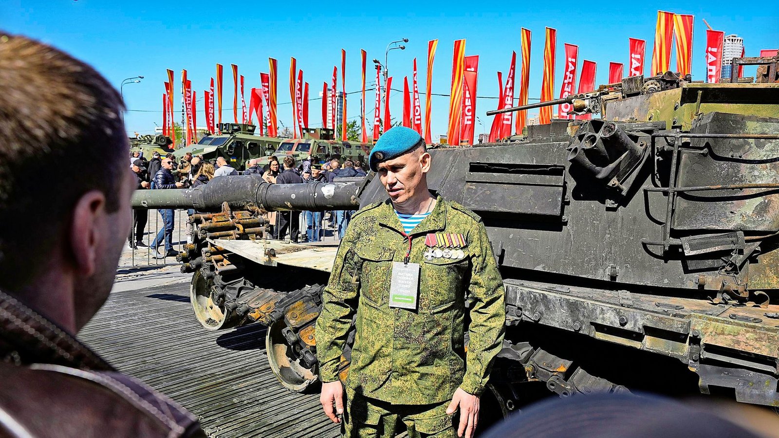 Ausgestellte Kriegsbeute in Moskau: Ein russischer Offizier steht vor einem in den USA hergestellten M1-Abrams-Panzer, der von russischen Streitkräften aus der Ukraine mitgebracht wurde.Foto: dpa/Alexander Zemlianichenko Ausgestellte Kriegsbeute in Moskau: Ein russischer Offizier steht vor einem in den USA hergestellten M1-Abrams-Panzer, der von russischen Streitkräften aus der Ukraine mitgebracht wurde.Foto: dpa/Alexander Zemlianichenko