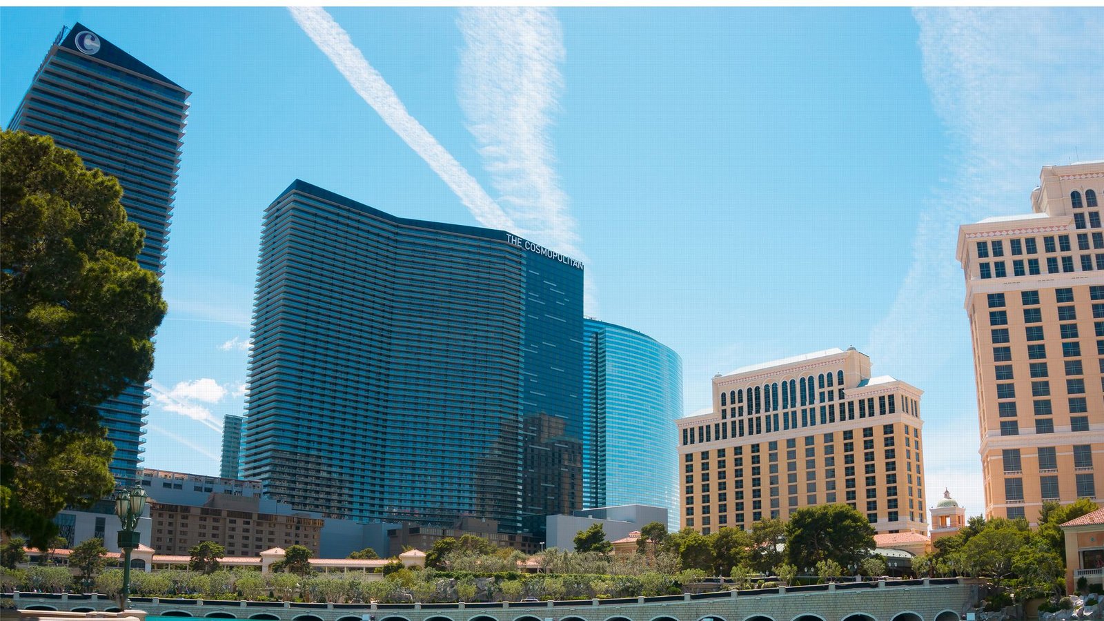 Rund 4,1 Milliarden Euro kostete die Erbauung des luxuriösen Cosmopolitan-Hotels (Mitte) in der Glücksspielmetropole Las Vegas, das seinen Gästen auf 61 Stockwerken reichlich Annehmlichkeiten bietet, darunter ein Theater mit 1800 Sitzplätzen. Für die Architektur zeichnete die Friedmutter-Gruppe verantwortlich, das Büro des New Yorker Architekten Brad Henry Friedmutter. Platz sechs!Foto: IMAGO/Pond5 Images/IMAGO/xSolarysysx