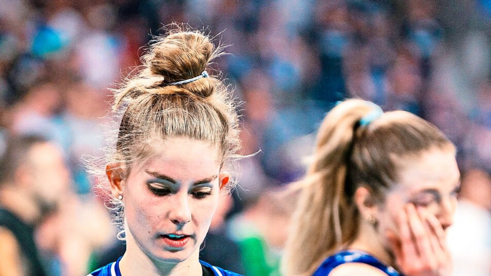 Gesenkter Blick: Zuspielerin Pia Kästner (li.) ist die Enttäuschung deutlich ins Gesicht geschrieben.Foto: imago/Tonhäuser Gesenkter Blick: Zuspielerin Pia Kästner (li.) ist die Enttäuschung deutlich ins Gesicht geschrieben.Foto: imago/Tonhäuser
