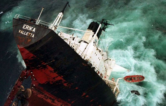 Der Untergang der "Erika" verursachte eine verheerende Ölpest (Archivbild).<span class='image-autor'>Foto: Marine Nationale/AFP/epa/dpa</span>
