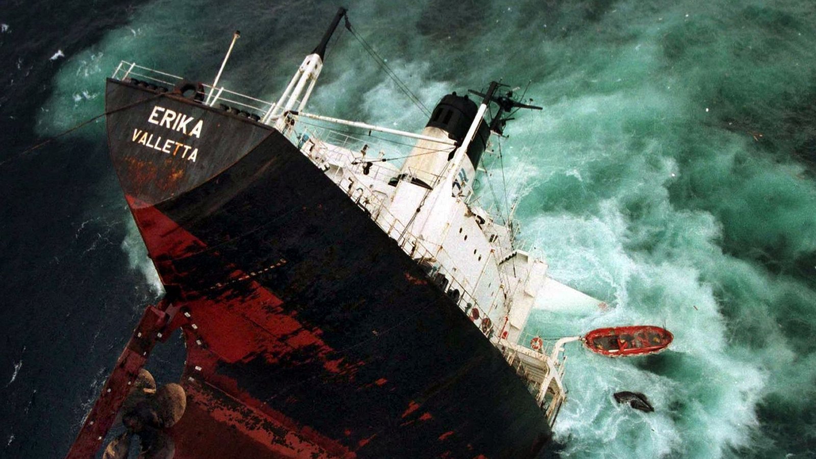 Der Untergang der "Erika" verursachte eine verheerende Ölpest (Archivbild).Foto: Marine Nationale/AFP/epa/dpa Der Untergang der "Erika" verursachte eine verheerende Ölpest (Archivbild).Foto: Marine Nationale/AFP/epa/dpa