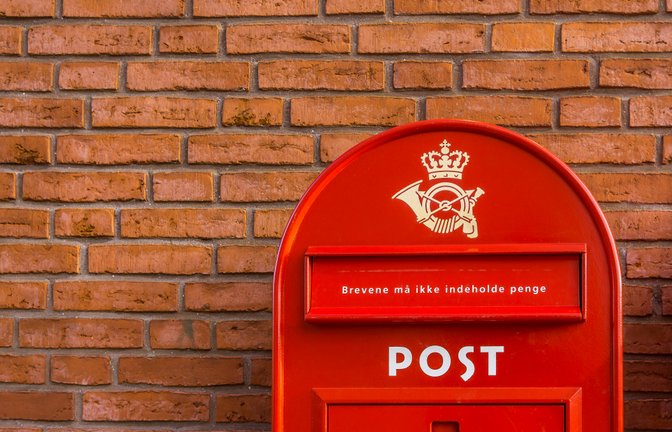 Die roten Briefkästen verschwinden bald.<span class='image-autor'>Foto: Stig Alenas / shutterstock.com</span>
