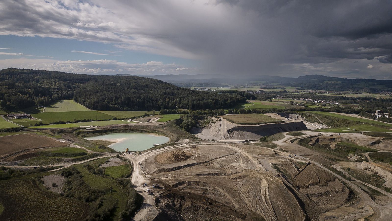 In der Waldnische im linken Bildteil  könnten die oberirdischen Gebäude des Schweizer Tiefenlagers  bei Stadel entstehen.Foto: dpa/Michael Buholzer