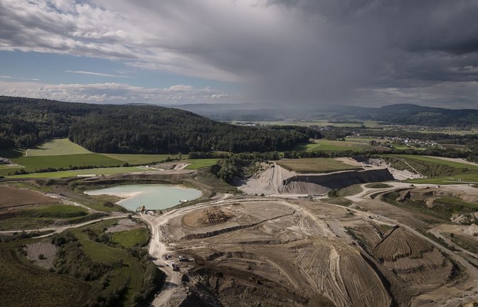 In der Waldnische im linken Bildteil  könnten die oberirdischen Gebäude des Schweizer Tiefenlagers  bei Stadel entstehen.<span class='image-autor'>Foto: dpa/Michael Buholzer</span>
