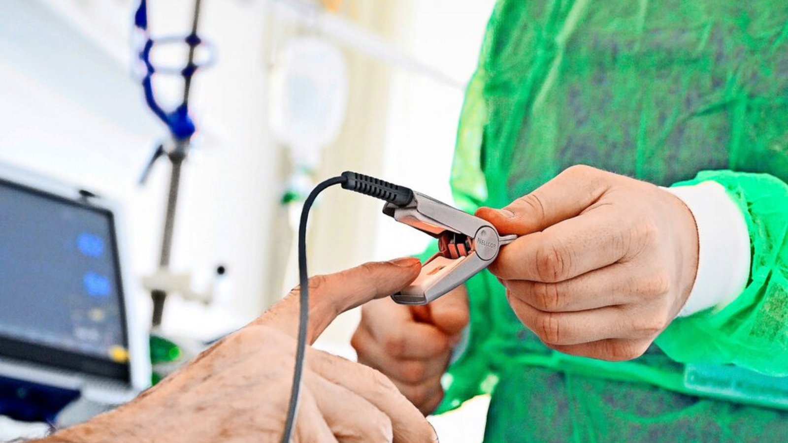 Einem Patienten wird am Klinikum ein Messgerät angelegt. Das Haus soll von Mittwoch an bestreikt werden.Foto: dpa/Bernd Weißbrod Einem Patienten wird am Klinikum ein Messgerät angelegt. Das Haus soll von Mittwoch an bestreikt werden.Foto: dpa/Bernd Weißbrod