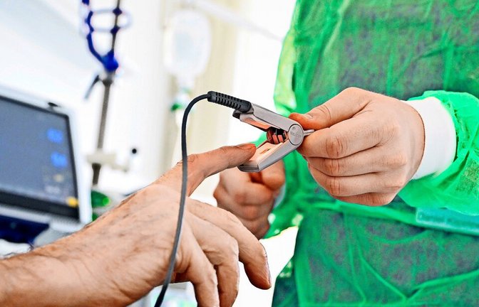 Einem Patienten wird am Klinikum ein Messgerät angelegt. Das Haus soll von Mittwoch an bestreikt werden.<span class='image-autor'>Foto: dpa/Bernd Weißbrod</span>