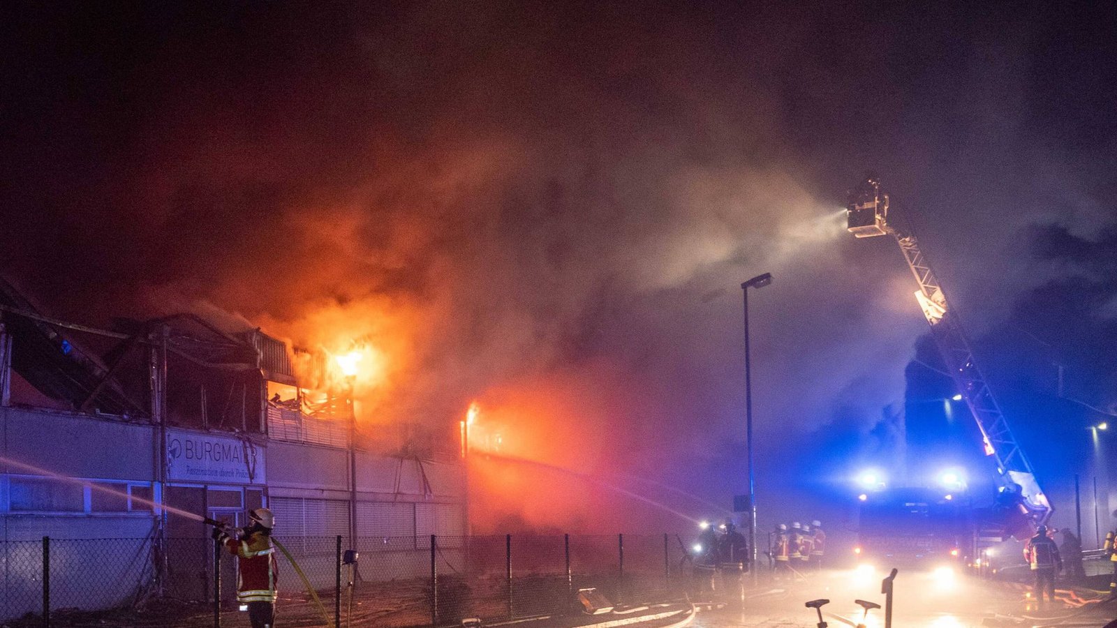 Löschung des Brandes.Foto: 7aktuell.de/Alexander Hald Löschung des Brandes.Foto: 7aktuell.de/Alexander Hald