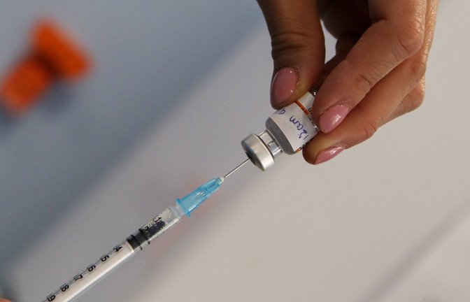 Drei Impfungen erzeugten starke Immunantworten und eine hohe Wirksamkeit gegen das Coronavirus, teilten das Mainzer Biotechunternehmen Biontech und der US-Pharmakonzern Pfizer am Montag mit (Symbolfoto).<span class='image-autor'>Foto: IMAGO/ZUMA Wire/IMAGO/Dinendra Haria</span>