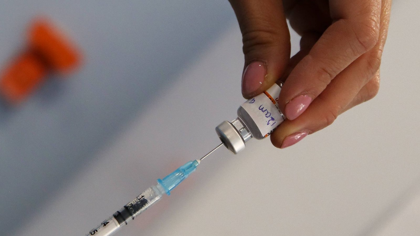 Drei Impfungen erzeugten starke Immunantworten und eine hohe Wirksamkeit gegen das Coronavirus, teilten das Mainzer Biotechunternehmen Biontech und der US-Pharmakonzern Pfizer am Montag mit (Symbolfoto).Foto: IMAGO/ZUMA Wire/IMAGO/Dinendra Haria