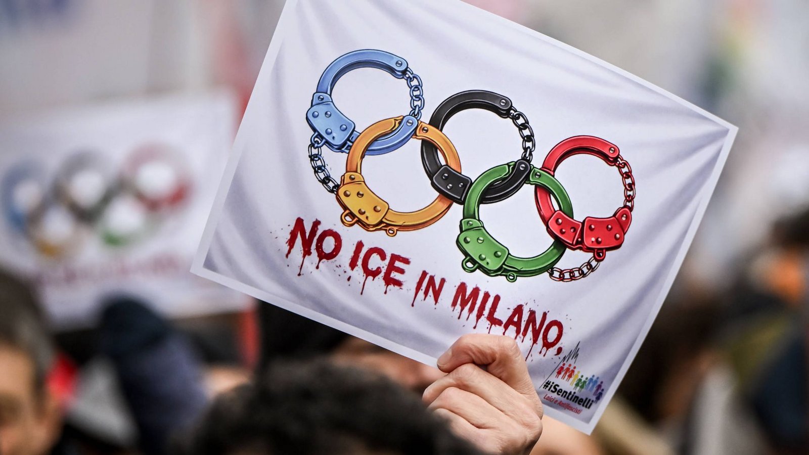 Protest gegen die US-Einwanderungsbehörde ICE in Mailand: Olympische Spiele sind nie unpolitisch.Foto: IMAGO/Avalon.red Protest gegen die US-Einwanderungsbehörde ICE in Mailand: Olympische Spiele sind nie unpolitisch.Foto: IMAGO/Avalon.red