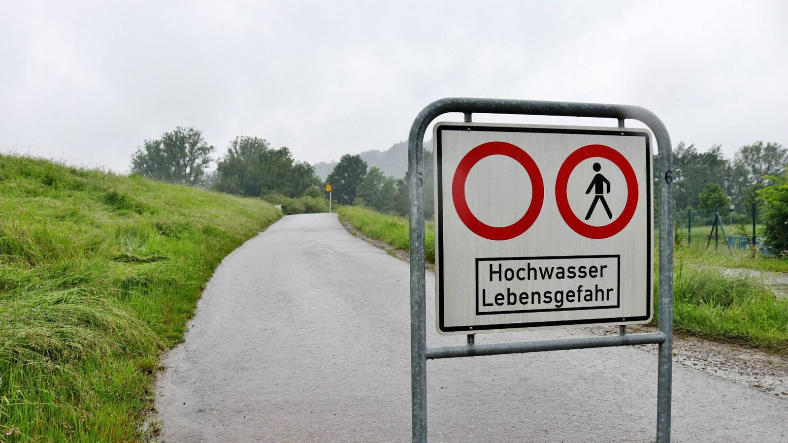 Warnschilder bei Schorndorf weisen auf die hohen Wasserpegel hin.Foto: 7aktuell.de/Kevin Lermer/7aktuell.de | Kevin Lermer