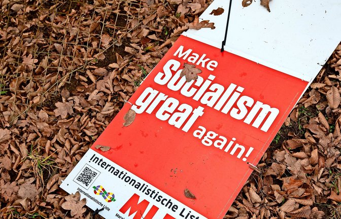 Ein Wahlplakat der  MLPD liegt auf dem Boden.<span class='image-autor'>Foto: Lichtgut/Leif Piechowski</span>