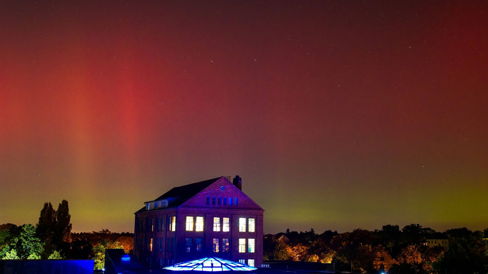 Ein Polarlicht leuchtet am 25. September 2023 gegen 1 Uhr früh über Berlin Adlershof.Foto: Imago/Krauthöfer Ein Polarlicht leuchtet am 25. September 2023 gegen 1 Uhr früh über Berlin Adlershof.Foto: Imago/Krauthöfer