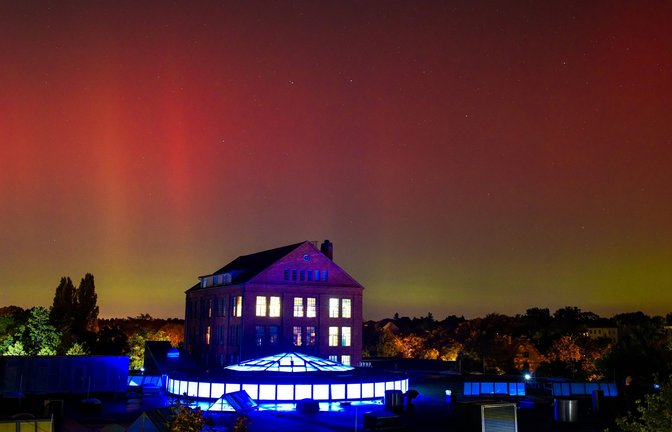 Ein Polarlicht leuchtet am 25. September 2023  gegen 1 Uhr früh  über Berlin Adlershof.<span class='image-autor'>Foto: Imago/Krauthöfer</span>