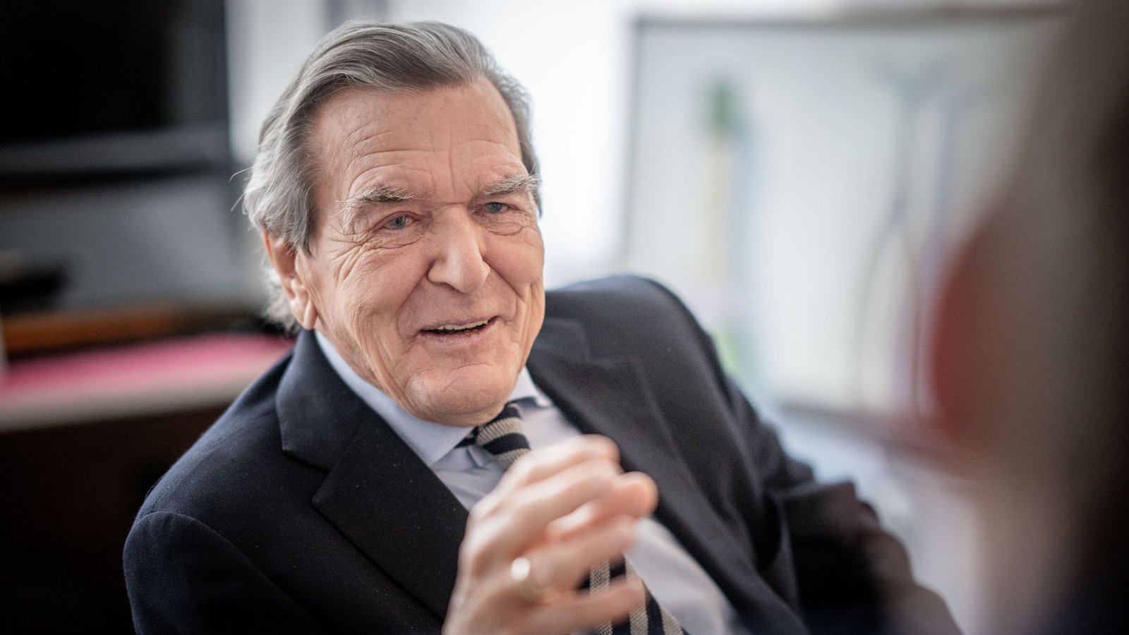 Ex-Bundeskanzler Schröder wurde von Putin als möglicher Vermittler ins Spiel gebracht. (Archivbild)Foto: Michael Kappeler/dpa