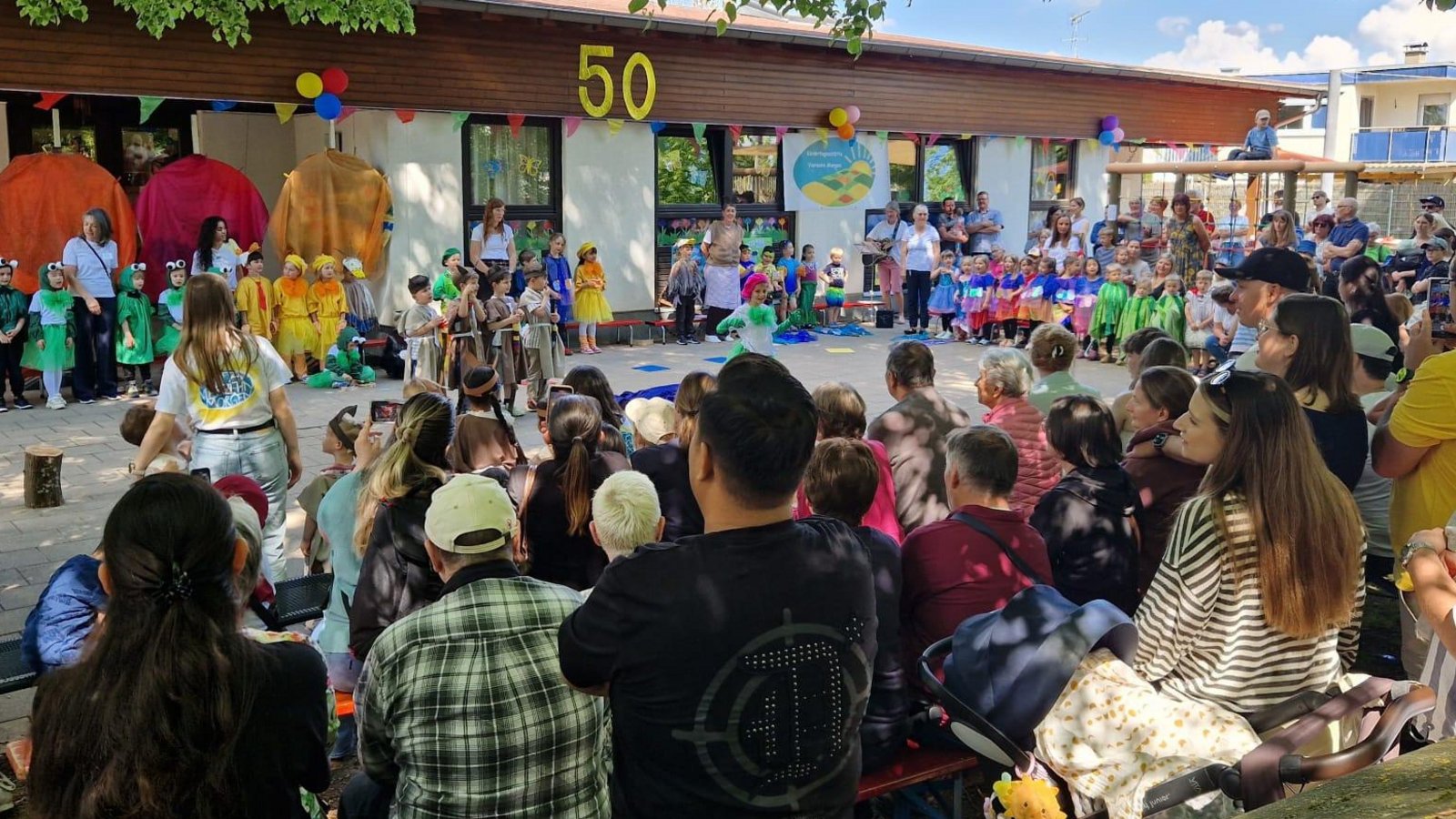 Bei bestem frühsommerlichem Wetter wird in der Kita Vierzehn Morgen das 50-jährige Bestehen gefeiert. Die Kinder begeistern die vielen Gästen mit fantasievollen Darbietungen, Liedern und Tänzen von Rock’n’Roll bis Klassik. Foto: p Bei bestem frühsommerlichem Wetter wird in der Kita Vierzehn Morgen das 50-jährige Bestehen gefeiert. Die Kinder begeistern die vielen Gästen mit fantasievollen Darbietungen, Liedern und Tänzen von Rock’n’Roll bis Klassik. Foto: p