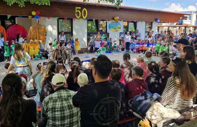 Bei bestem frühsommerlichem Wetter wird in der Kita Vierzehn Morgen das 50-jährige Bestehen gefeiert. Die Kinder begeistern die vielen Gästen mit fantasievollen Darbietungen, Liedern und Tänzen von Rock’n’Roll bis Klassik. <span class='image-autor'>Foto: p</span>
