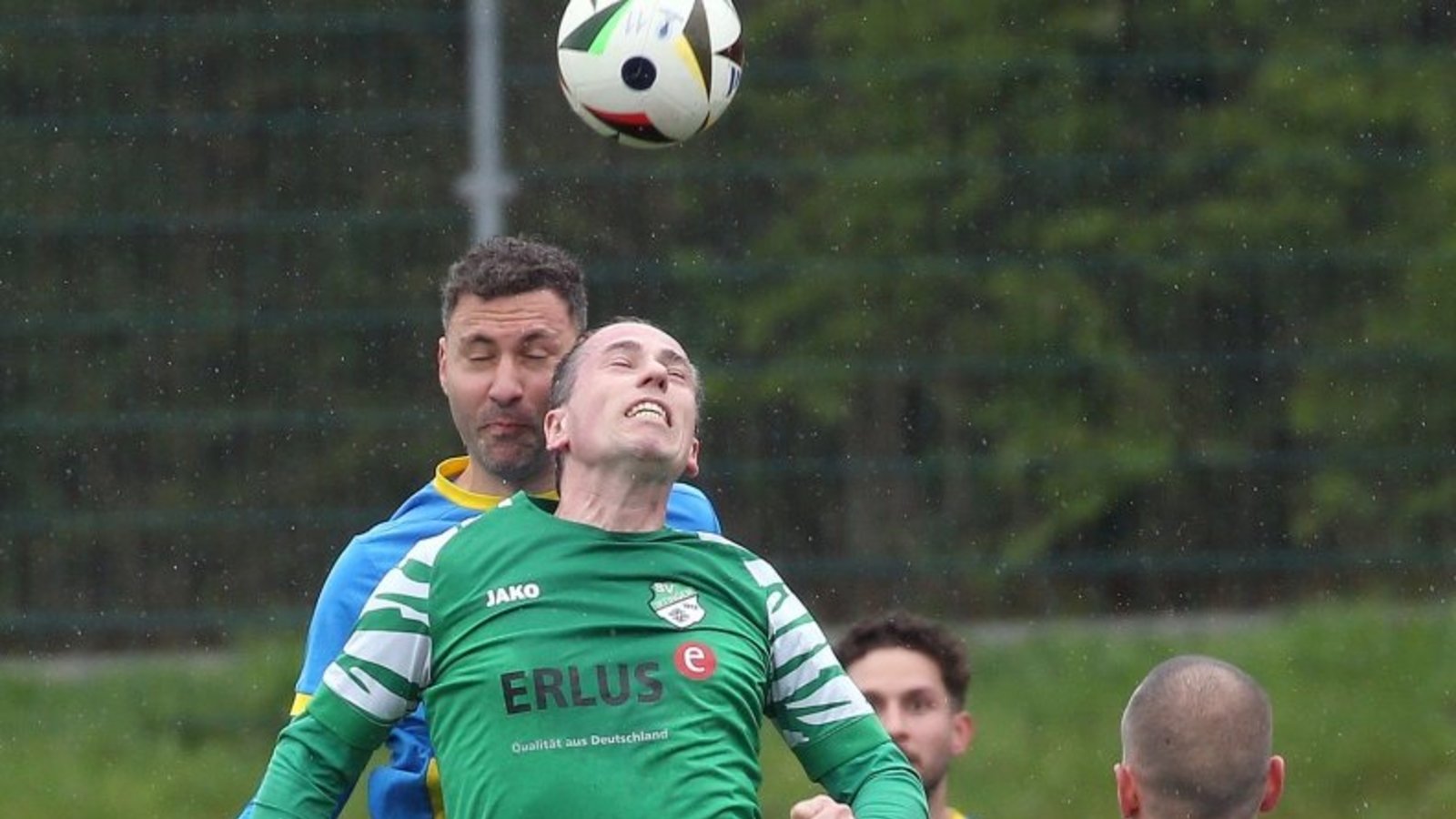 Benjamin Rapp (in Grün) streckt sich für Iptingen, kann Lomersheim II aber nicht mehr als ein Unentschieden abtrotzen. Foto: Küppers