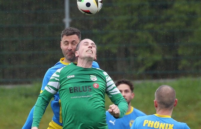 Benjamin Rapp (in Grün) streckt sich für Iptingen, kann Lomersheim II aber nicht mehr als ein Unentschieden abtrotzen. <span class='image-autor'>Foto: Küppers</span>