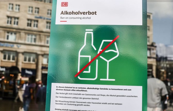 Am Kölner Hauptbahnhof gilt bereits ein Alkoholverbot. Diese Regelung will die Deutsche Bahn nun nach und nach in ganz Deutschland einführen.<span class='image-autor'>Oliver Berg/dpa</span>