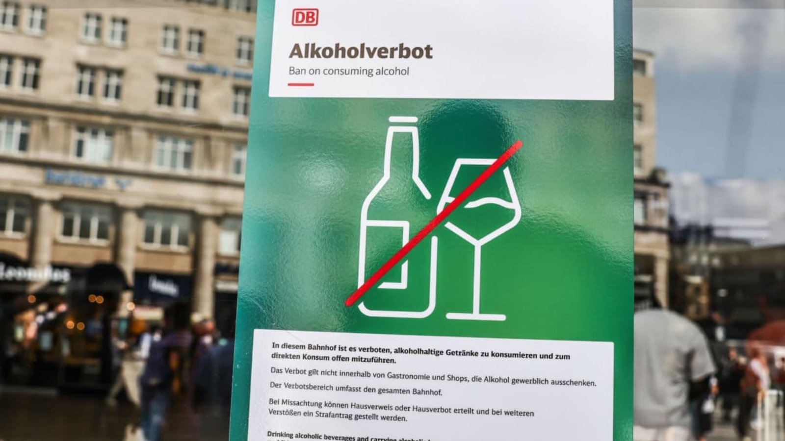 Am Kölner Hauptbahnhof gilt bereits ein Alkoholverbot. Diese Regelung will die Deutsche Bahn nun nach und nach in ganz Deutschland einführen.Oliver Berg/dpa Am Kölner Hauptbahnhof gilt bereits ein Alkoholverbot. Diese Regelung will die Deutsche Bahn nun nach und nach in ganz Deutschland einführen.Oliver Berg/dpa