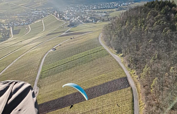 Am Hausberg in Hohenhaslach beschert das Wetter den Flugsportbegeisterten doch gute Flugbedingungen.  Foto: p
