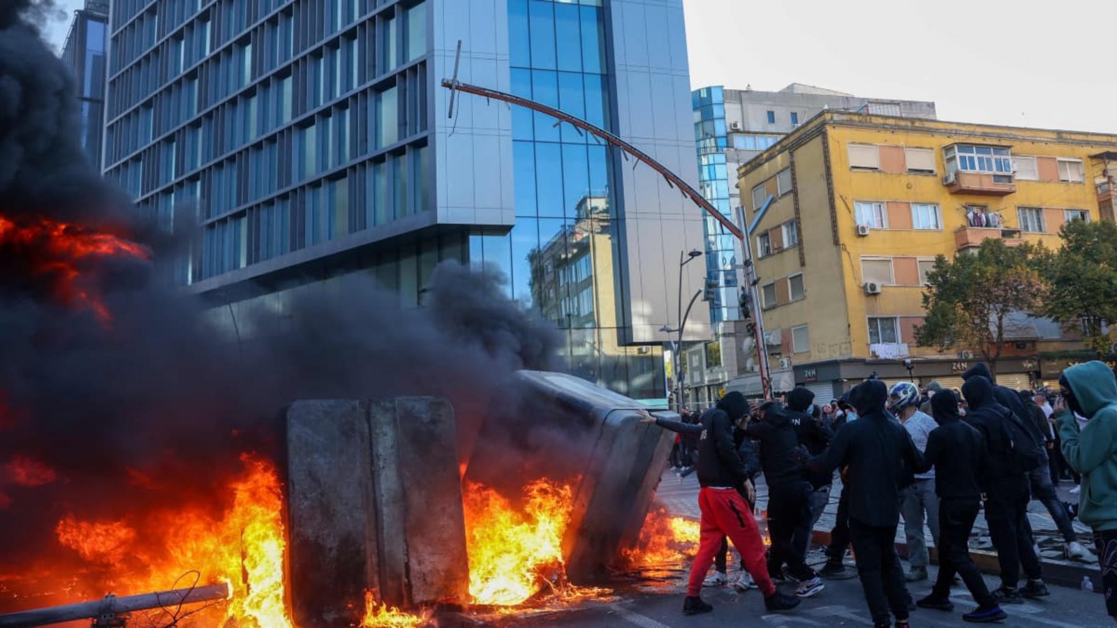 Bei gewaltsamen Protesten gegen die Regierung in Albanien haben Demonstranten am Mittwoch einen Brand im Bildungsministerium der Hauptstadt Tirana verursacht.ADNAN BECI/afp