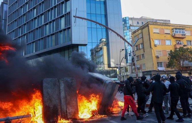 Bei gewaltsamen Protesten gegen die Regierung in Albanien haben Demonstranten am Mittwoch einen Brand im Bildungsministerium der Hauptstadt Tirana verursacht.<span class='image-autor'>ADNAN BECI/afp</span>